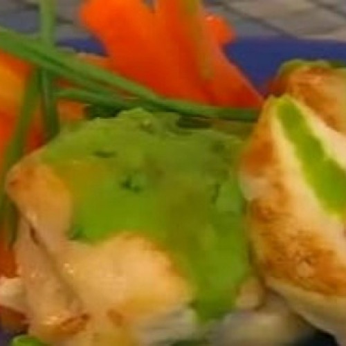 Una total delicia! Pechugas rellenas con una rica salsa y bastoncitos de zanahoria