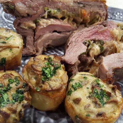 Vacío al libro a la provoleta con papas rellenas con champignones