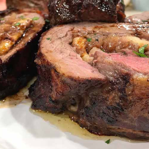 Vacío relleno con cebollas caramelizadas con papas rellenas de hongos