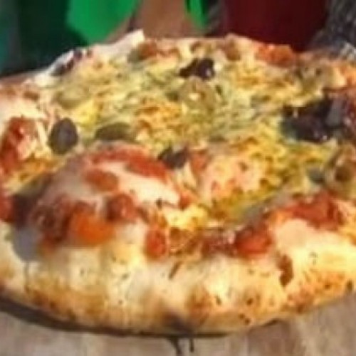 Verdadera pizza a la piedra al horno de barro