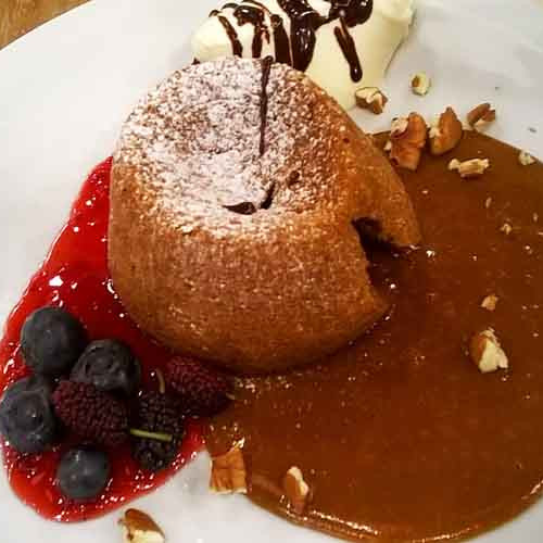 Volcán de dulce de leche con americana y salsa de frambuesas