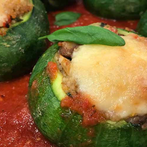 Zapallitos rellenos con carne cortada a cuchillo y chorizo con salsa de albahaca