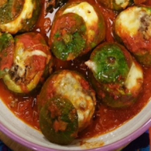 Zapallitos rellenos de carne con salsa de tomate