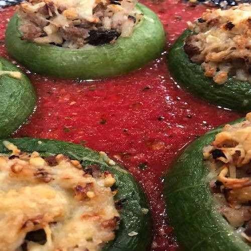 Zapallitos rellenos de carne y cebada con mozzarella