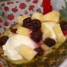 A disfrutar el verano con una súper copa helada con cereza, helado y ananá