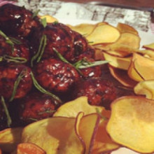 Albóndigas de cerdo agridulces con batatas fritas