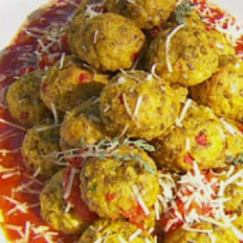 Albóndigas vegetarianas en salsa con puré mixto