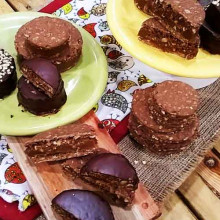 Alfajores de avena arrollada, dulce de leche y chocolate