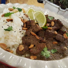 Alto guiso de cordero al curry con arroz