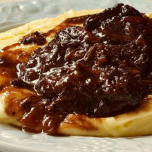 Arañitas a la cacerola al vino tinto con puré al queso