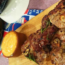 Arañitas marinadas con papas aplastadas a la manteca