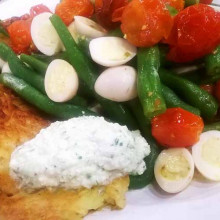 Bastones de abadejo rebozados en escamas de papa con ensalada y croquetas de papa