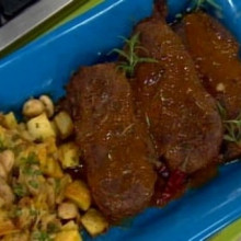 Bifes adobados con papas, champignones y cebollas