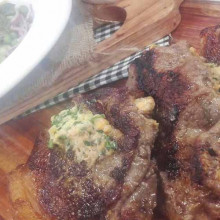 Bifes de chorizo rellenos con ensalada de habas