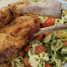 Bifes de costilla rellenos a la milanesa con fideos con pesto