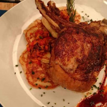 Bifes de dos costillas rellenos con paté con blinis con salsa de morrón