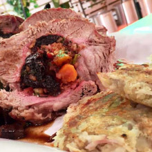 Bondiola braseada mechada con cebollas glaceadas y batatas rosti