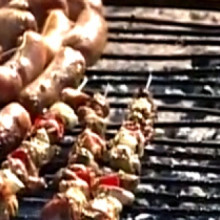 Brochettes de conejo a la parrilla