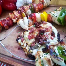 Brochettes de pollo con provoletas rellenas