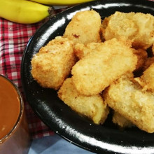 Buñuelos de banana y manzana con salsa de dulce de leche y ron