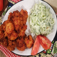 Buñuelos griegos de tomate con salsa de yogur