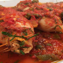 Cazuela de calamares rellenos con salsa azafranada