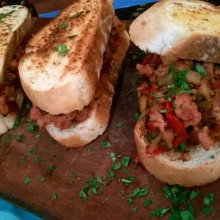 Choripán revuelto en tostadas saborizadas