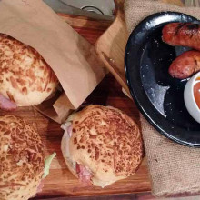 Chorizos de cerdo ahumados en pan de queso