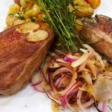 Chuletas de capón a la chapa con papines fritos y vegetales salteados