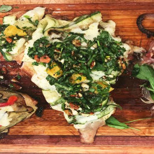 Churrasquitos de cerdo cubiertos a la chapa con gremolata