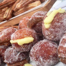 Churros y bolas de fraile de pastelera