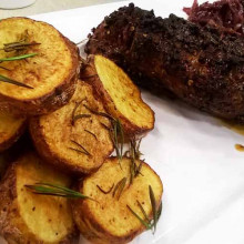 Colita de cuadril a la pimienta con papas al romero