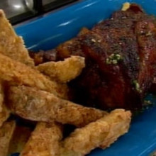 Costillar al horno con papas cuñas