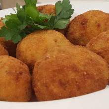 Croquetas de jamón, queso y verdeo con pesto de albahaca