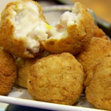 Croquetas de merluza y salsa blanca