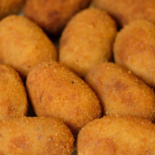 Croquetas de pollo y jamón rebozadas en amaranto