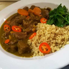 Curry de cordero con quínua y ensalada