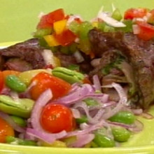 Entraña enroscada con ensalada de habas