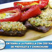 Entrañas con costra de provoleta y chimichurri y morrones rellenos a la parrilla