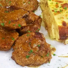 Escalopes de peceto con gratén de papas