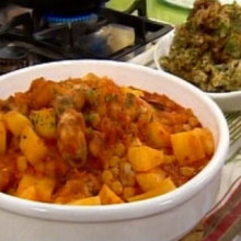 Estofado de alitas y menudos de pollo con buñuelos de acelga