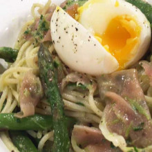 Fideos con pesto de espárragos y salteado de jamón crudo y huevo