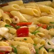 Fideos con salsa de calamares reciclados