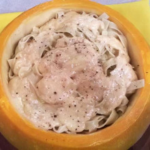 Fideos con salsa de queso en horma