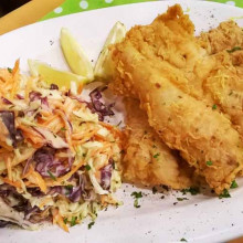 Filetes de merluza a la romana con ensalada coleslaw