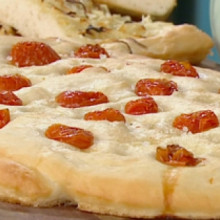 Focaccia de morcilla, cherrys y cebolla