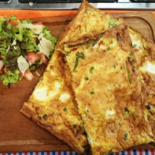 Fritata a la chapa con ensalada a la vinagreta