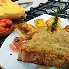 Gran bife de chorizo con costra de ajo y budín de calabaza