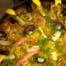 Gran paella de mar para comer en familia