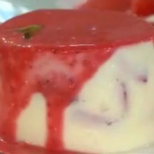 Gran show de frutillas: Clásica panacota, granita de frutilla y frutillas flambeadas con helado